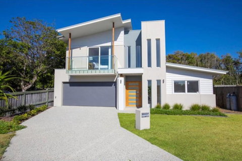 Brand New PRIZE HOME 50m Path To Beach - Tourism Hervey Bay 3