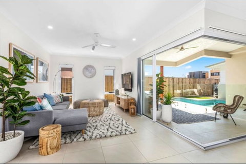 Brand New PRIZE HOME 50m Path To Beach - Tourism Hervey Bay 0