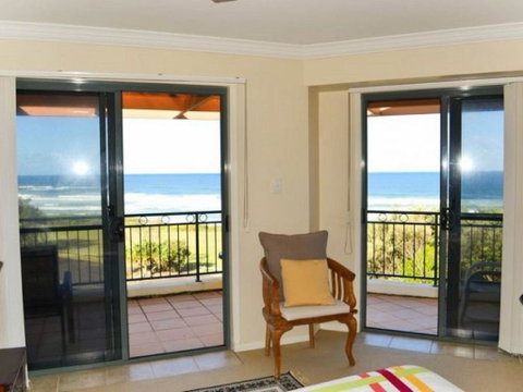 Breakers 1/10 - Hervey Bay Accommodation 3