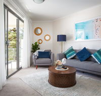 Bright Modern Apartment Steps From Beach and Ferry - Hervey Bay Accommodation