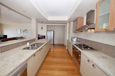 Brookwater- Waterfront On Lake Mulwala - Hervey Bay Accommodation 3