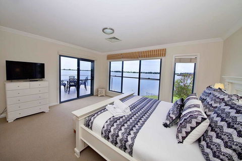 Brookwater- Waterfront On Lake Mulwala - Hervey Bay Accommodation 0