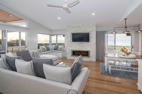 Busselton Beach House - Tourism Hervey Bay 1