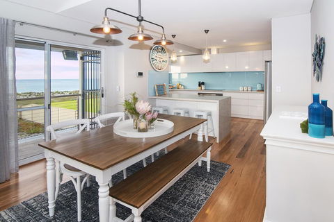 Busselton Beach House - Tourism Hervey Bay 3