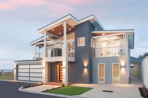 Busselton Beach House - Tourism Hervey Bay 0