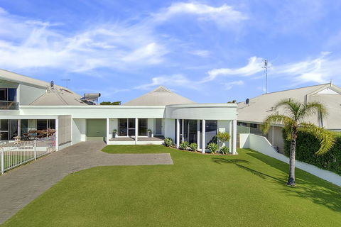 Busselton Beach House - Tourism Hervey Bay 0