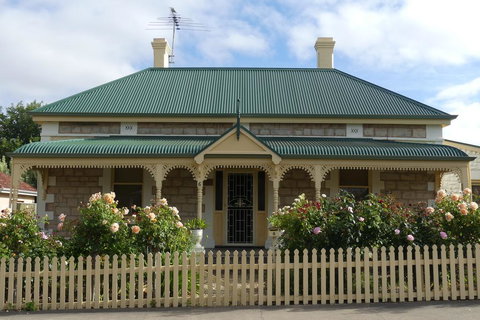 Cabernet Cottage - Hervey Bay Accommodation 1