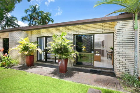 Cairns Reef Retreat - Tourism Hervey Bay 3