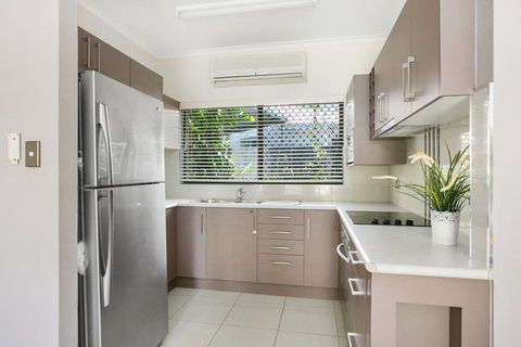 Cairns Reef Retreat - Tourism Hervey Bay 1