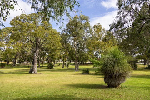 Camellia Cottage - PET FRIENDLY - Kwinana - Tourism Hervey Bay 1