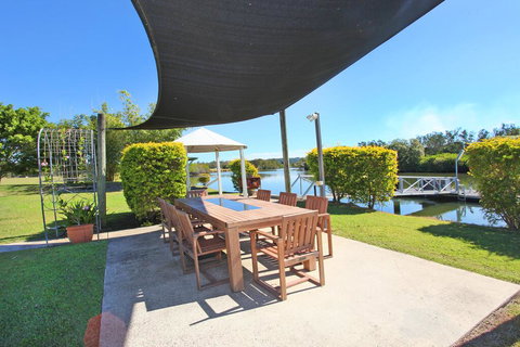 Campbell 7 - Large Queenslander On Maroochy River - Hervey Bay Accommodation 3