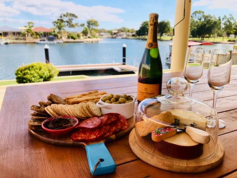 Canal Elegance In Yunderup - Hervey Bay Accommodation 1