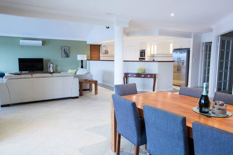 Canal Elegance In Yunderup - Hervey Bay Accommodation 3