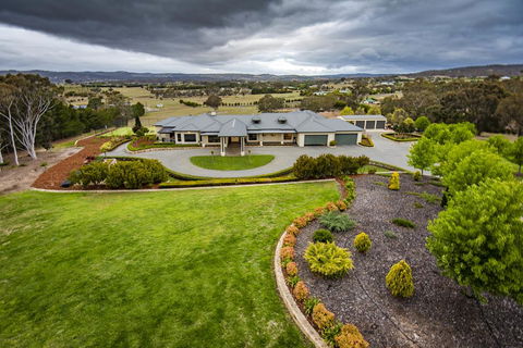 Canberra Luxury Estate - Hervey Bay Accommodation 2