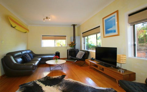 Cape Cod Beach House, 25 Skyline Crescent - Hervey Bay Accommodation 0