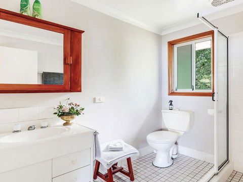 Captain's Lookout - Elevated Ocean Views, Rural Stay - Hervey Bay Accommodation 2