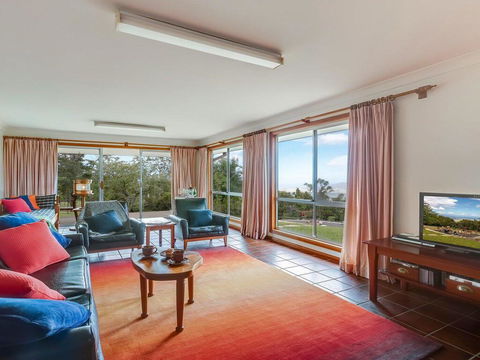 Captain's Lookout - Elevated Ocean Views, Rural Stay - Hervey Bay Accommodation 3