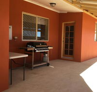 Caretakers Cottage Budget Accommodation - Tourism Hervey Bay