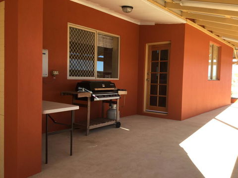 Caretakers Cottage Budget Accommodation - Tourism Hervey Bay 0