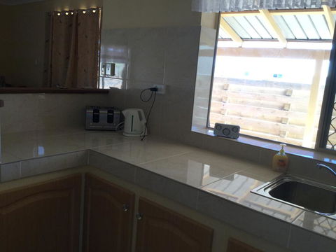 Caretakers Cottage Budget Accommodation - Tourism Hervey Bay 3