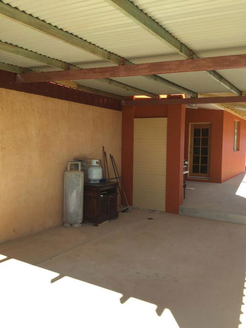 Caretakers Cottage Budget Accommodation - Tourism Hervey Bay 2