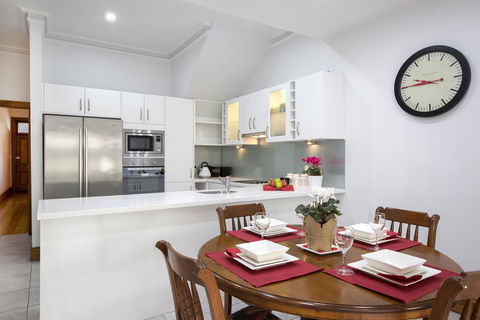 Carrington Charm - CBD - WiFi - Parking - Hervey Bay Accommodation 3