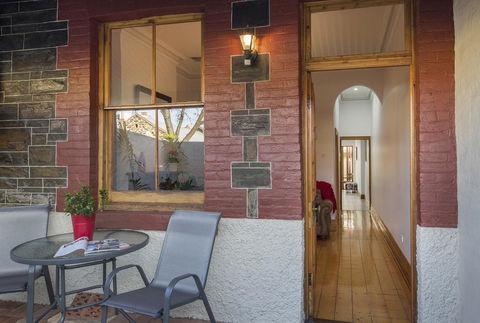 Carrington Charm - CBD - WiFi - Parking - Hervey Bay Accommodation 2