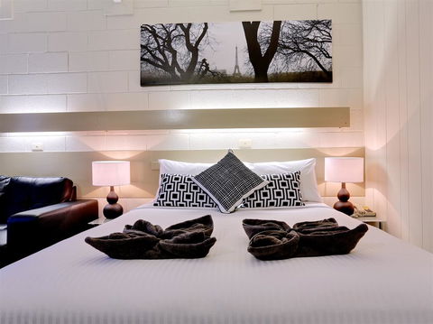 Castle Creek Motel - Tourism Hervey Bay 0