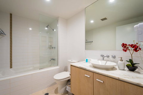 Chancellor Lakeside Apartments - Hervey Bay Accommodation 2