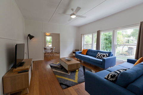 Charlie's Beach House - Tourism Hervey Bay 0