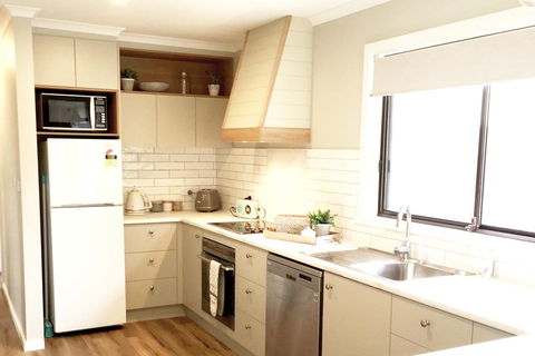 Charlottes Honor - River & Golf Cottage - Hervey Bay Accommodation 2