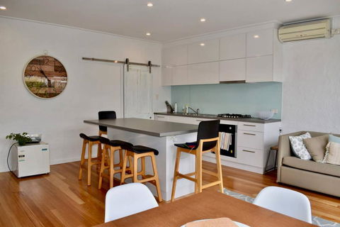 Charming Terrace House On Tree Lined Street - Tourism Hervey Bay 1