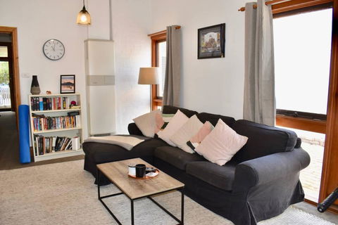 Charming Terrace House On Tree Lined Street - Tourism Hervey Bay 0