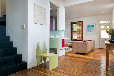 Chic Two-storey Cottage With Darling Harbour Views - Hervey Bay Accommodation 3