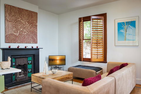 Chic Two-storey Cottage With Darling Harbour Views - Hervey Bay Accommodation 0