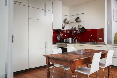 Chic Two-storey Cottage With Darling Harbour Views - Hervey Bay Accommodation 2