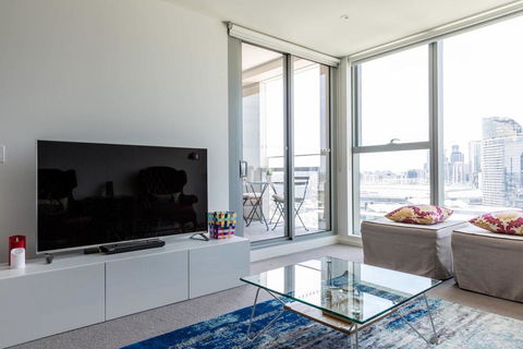 Chic, Modern & Stylish.Stunning Views,Free Parking - Tourism Hervey Bay 0