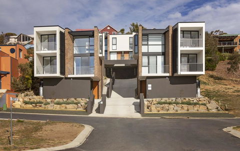 Chilam 'B' - Sophisticated Style With Views To The Lake & Mountains - Tourism Hervey Bay 0