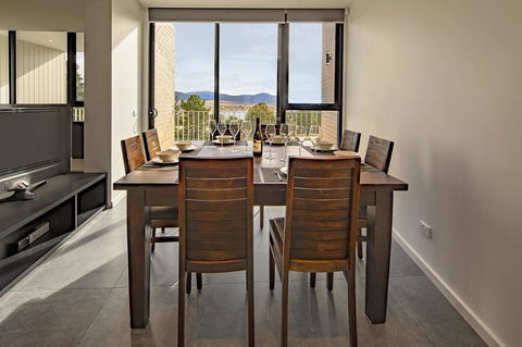 Chilam 'B' - Sophisticated Style With Views To The Lake & Mountains - Tourism Hervey Bay 1