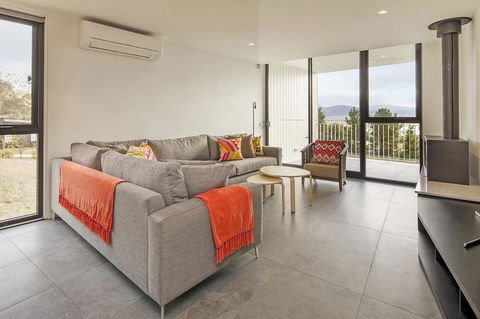 Chilam 'B' - Sophisticated Style With Views To The Lake & Mountains - Tourism Hervey Bay 2