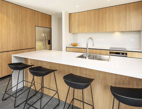 Chilam 'B' - Sophisticated Style With Views To The Lake & Mountains - Tourism Hervey Bay 3