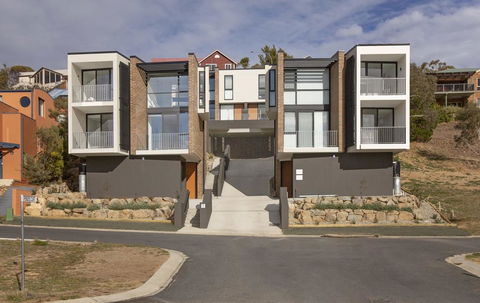 Chilam 'C' - Amazing Views With Modern Style - Tourism Hervey Bay 0