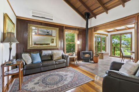 CHRISTOPHERS COTTAGE - Hervey Bay Accommodation 1