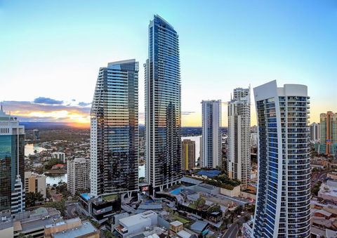 Circle On Cavill - HR Surfers Paradise - Tourism Hervey Bay 0