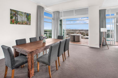 City-Centre Apartment With River Views And Balcony - Hervey Bay Accommodation 3