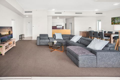 City-Centre Apartment With River Views And Balcony - Hervey Bay Accommodation 0