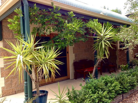 Clarevale Cottage B&B - Tourism Hervey Bay 0