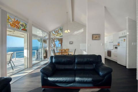 Classic View, 2/49 Victoria Parade - Tourism Hervey Bay 0
