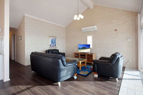 Classic View, 2/49 Victoria Parade - Tourism Hervey Bay 1