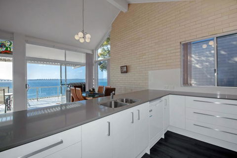 Classic View, 2/49 Victoria Parade - Tourism Hervey Bay 3